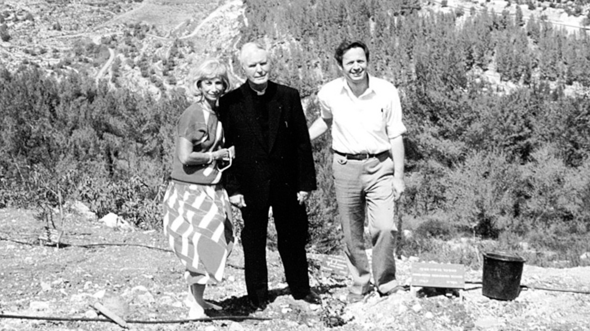 Don Schivo, con Ursula Korn e il direttore della “Yad Vashem”, pianta un ulivo nel “giardino dei Giusti” a Gerusalemme;