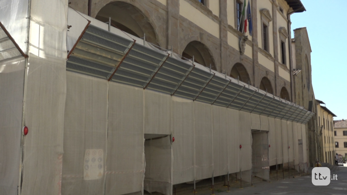 Palazzo delle Laudi con impalcature
