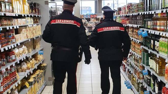 Carabinieri supermercato