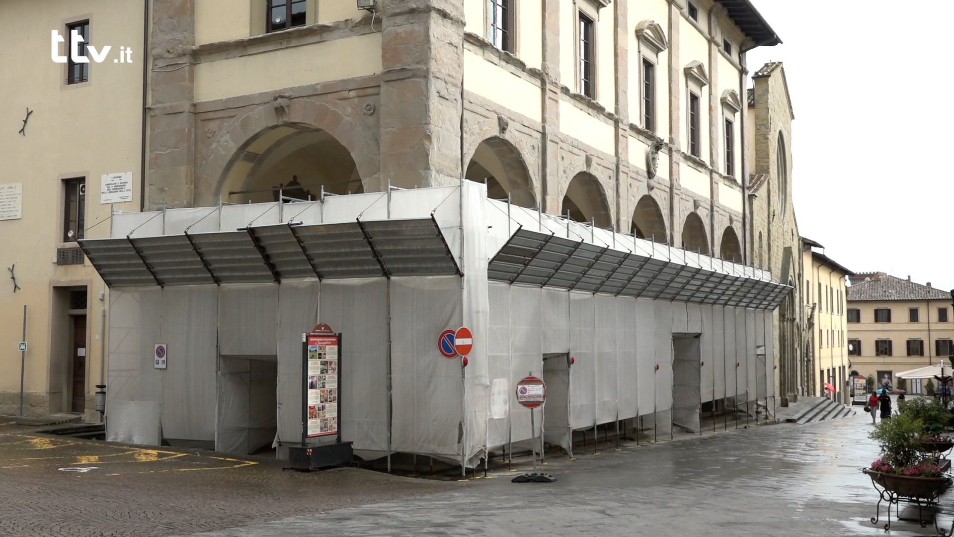 Palazzo delle Laudi con impalcature luglio 2023