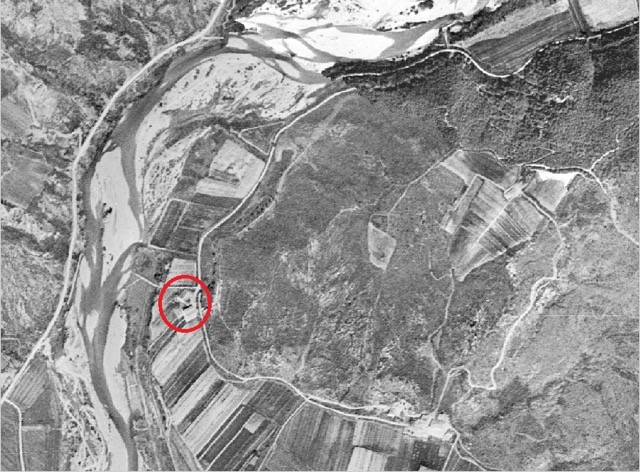 La centrale idroelettrica in una foto aerea del 1954 da cui, a destra della strada, si intravede anche il tracciato della condotta