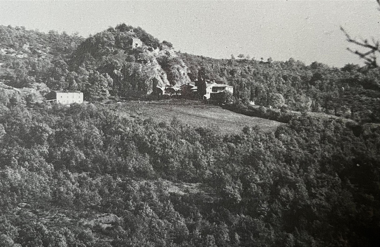 Il massiccio di gabbro con i ruderi della rocca in una foto scattata tra gli anni ‘60 e ‘70 (immagine tratta da G. F. DI PIETRO, G. FANELLI, La Valle Tiberina toscana, EPT Provincia di Arezzo, Firenze 1973).