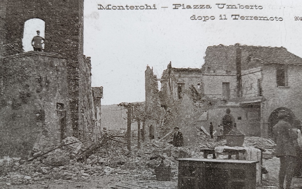 Monterchi dopo il terremoto del 26 aprile 1917 (foto tratta da A. Tacchini)