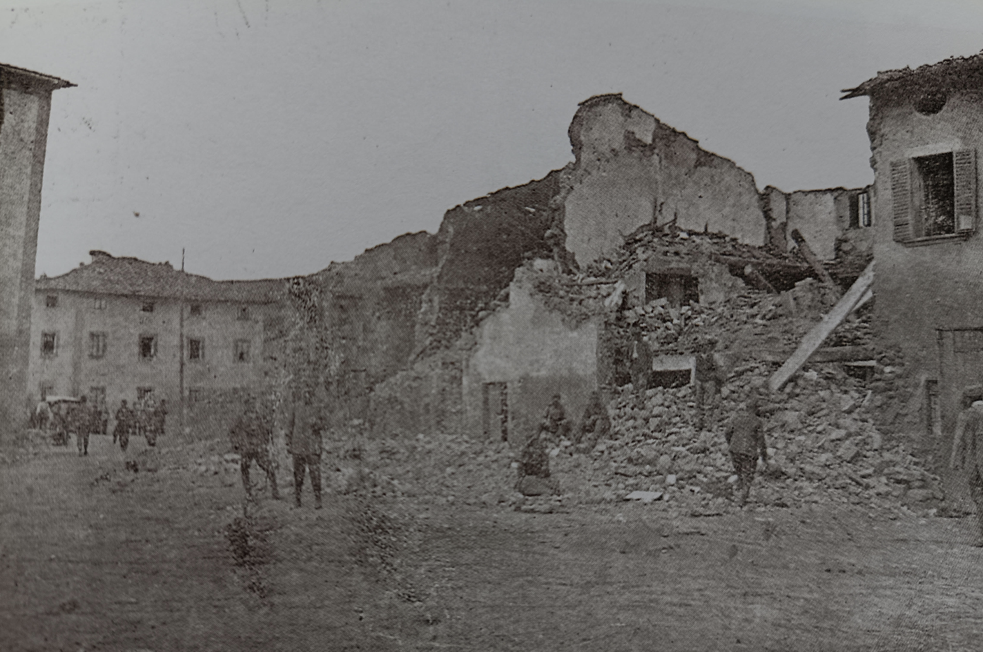 Monterchi dopo il terremoto del 1917 (foto tratta da A. Tacchini, cit.)