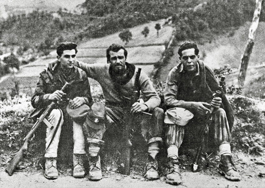 Partigiani della “San Faustino” con le armi paracadutate dagli Alleati