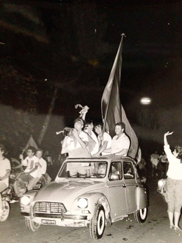 La tecnologia li ha fatti ritrovare: storica rimpatriata a 35 anni dalla vittoria dell’italia al “mundial” del ’82 – gli amici del “bar tre bis” - Attualità | TTV.it