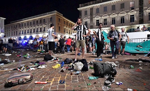 Il sindaco Luciano Bacchetta vicino ai tifosi che sabato sera erano in piazza a Torino. Tutti rincasati, tanto spavento, ma stanno bene. - Attualità | TTV.it