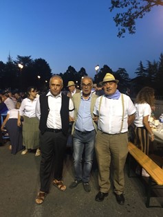 Cena dei record dedicata al Barone Franchetti. Quasi 500 commensali seduti su due maxi tavole con vista sul fiume Tevere - Attualità | TTV.it