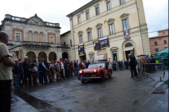 Spattacolare passaggio a Città di Castello dei 315 equipaggi in gara nella 27esima edizione del Gran Premio Nuvolari 2 Spattacolare passaggio a Città di Castello dei 315 equipaggi in gara nella 27esima edizione del Gran Premio Nuvolari - Attualità | TTV.it