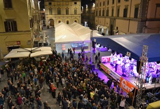 Tanta gente in piazza per il live dei Rulli Frulli in occasione di "Tiferno Comics Fest & Games" 1 Tanta gente in piazza per il live dei Rulli Frulli in occasione di "Tiferno Comics Fest & Games" - Attualità | TTV.it