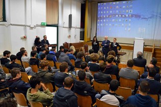 Il prefetto Cannizzaro incontra gli studenti all'istituto Patrizi-Baldelli-Cavallotti 2 Il prefetto Cannizzaro incontra gli studenti all'istituto Patrizi-Baldelli-Cavallotti - Attualità | TTV.it