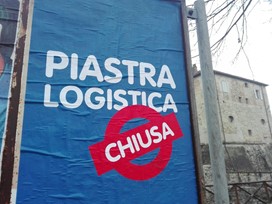 Manifesti di protesta affissi alle mura della città per ricordare manifestazioni e strutture abbandonate da tempo - Attualità | TTV.it