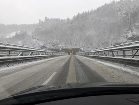 Neve sui monti nella notte. Apecchiese chiusa per un camion finito fuori strada. Viabilità sotto controllo per la giornata - Attualità | TTV.it