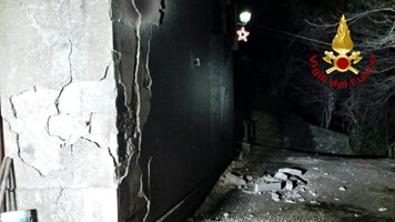 Esplosione in un'abitazione. Crolla una casa, soccorritori all'opera per salvare una vita. - Attualità | TTV.it