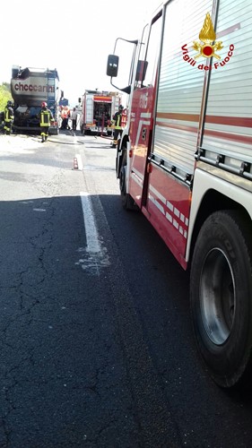 E45 di nuovo teatro di un incendio. Di nuovo chiusa al traffico per metà pomeriggio. Traffico congestionato. 1 E45 di nuovo teatro di un incendio. Di nuovo chiusa al traffico per metà pomeriggio. Traffico congestionato. - Attualità | TTV.it