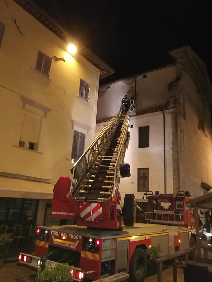 Grondaia pericolante nella chiesa di Sant'Agostino. Vigili del fuoco in azione a Sansepolcro. 1 Grondaia pericolante nella chiesa di Sant'Agostino. Vigili del fuoco in azione a Sansepolcro. - Attualità | TTV.it