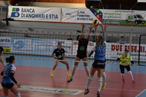 LA PICCINI PAOLO SPA GETTA ALLE ORTICHE DUE SET, POI PERDE IN CASA AL TIE-BREAK CONTRO UNA SOLIDA BLU VOLLEY QUARRATA. 1 LA PICCINI PAOLO SPA GETTA ALLE ORTICHE DUE SET, POI PERDE IN CASA AL TIE-BREAK CONTRO UNA SOLIDA BLU VOLLEY QUARRATA. - Sport | TTV.it