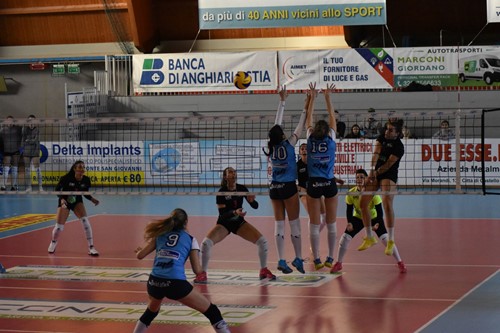 LA PICCINI PAOLO SPA GETTA ALLE ORTICHE DUE SET, POI PERDE IN CASA AL TIE-BREAK CONTRO UNA SOLIDA BLU VOLLEY QUARRATA. 2 LA PICCINI PAOLO SPA GETTA ALLE ORTICHE DUE SET, POI PERDE IN CASA AL TIE-BREAK CONTRO UNA SOLIDA BLU VOLLEY QUARRATA. - Sport | TTV.it