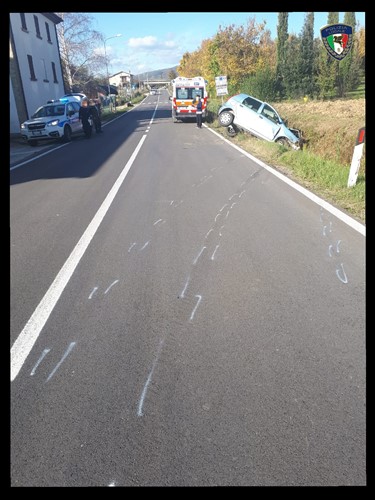 Incidente lungo via del Tevere. Uomo esce di strada e si ribalda nel fosso. 1 Incidente lungo via del Tevere. Uomo esce di strada e si ribalda nel fosso. - Attualità | TTV.it