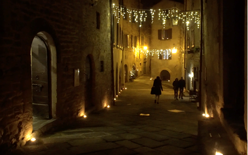 Candele e proiezioni video, l'atmosfera magica di Anghiari 2 Candele e proiezioni video, l'atmosfera magica di Anghiari - Attualità | TTV.it