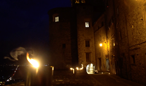 Candele e proiezioni video, l'atmosfera magica di Anghiari 1 Candele e proiezioni video, l'atmosfera magica di Anghiari - Attualità | TTV.it