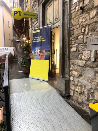 Il comune di Montone ha di nuovo il suo ATM per i prelievi. Poste Italiane ha installato un Postamat nell’ufficio postale nel centro del paese - Attualità | TTV.it