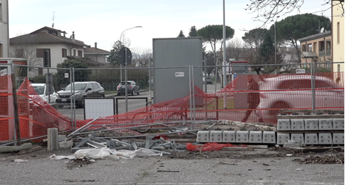 Di notte riparo anche per un senza tetto. La stazione di Trestina in completo abbandono, utenti e pendolari in mezzo a sporcizia e rifiuti. - Attualità | TTV.it