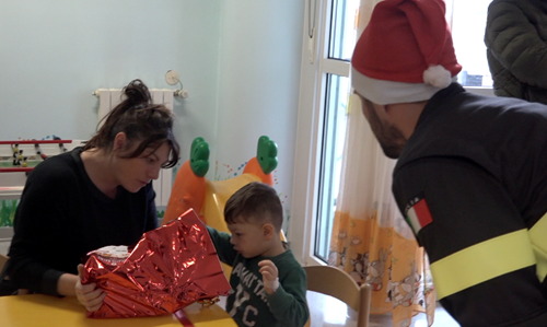 In pediatria a Città di Castello un Babbo Natale davvero speciale, quello dei Vigili del Fuoco - Attualità | TTV.it