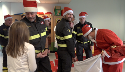 In pediatria a Città di Castello un Babbo Natale davvero speciale, quello dei Vigili del Fuoco - Attualità | TTV.it