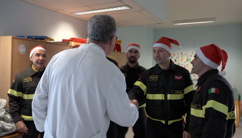 In pediatria a Città di Castello un Babbo Natale davvero speciale, quello dei Vigili del Fuoco - Attualità | TTV.it