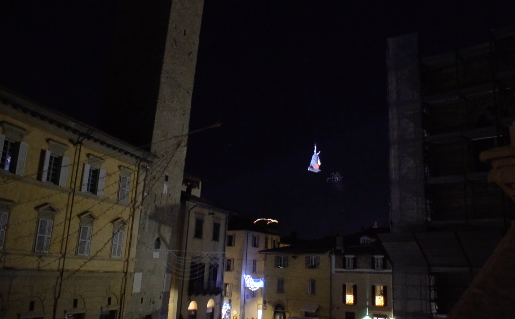 Tutti col naso all'insù per la discesa della befana dei pompieri 1 Tutti col naso all'insù per la discesa della befana dei pompieri - Attualità | TTV.it