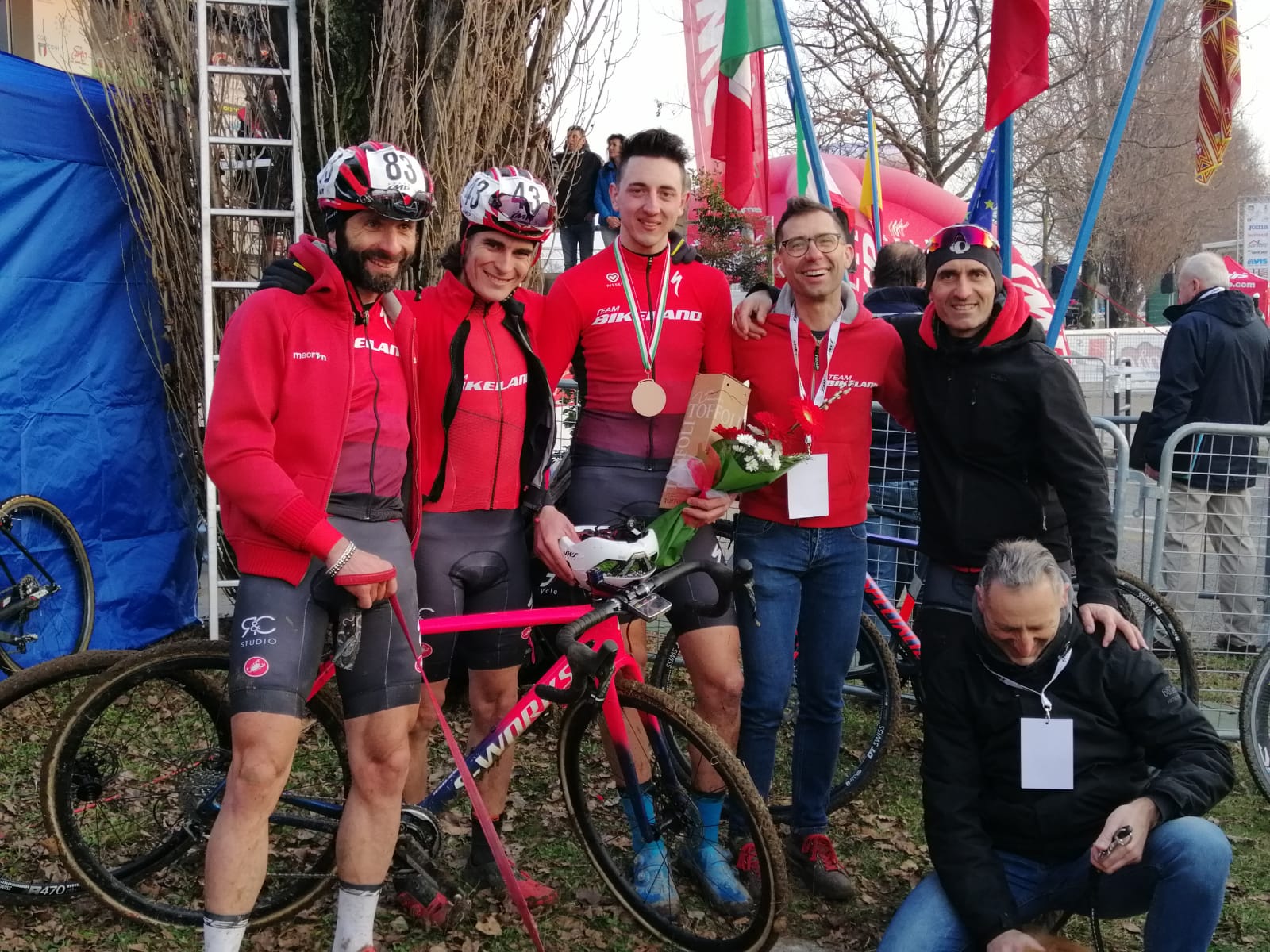 Bikeland Team Bike 2003 sul podio tricolore nel ciclocross con Mattia Zoccolanti 1 Bikeland Team Bike 2003 sul podio tricolore nel ciclocross con Mattia Zoccolanti - Sport | TTV.it