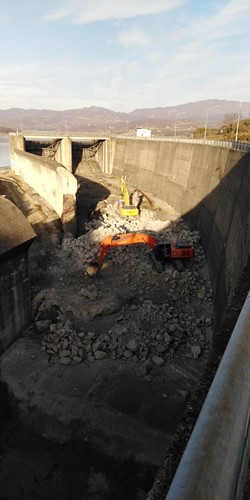Al via i lavori al muro di sfioro dell'invaso di Montedoglio, demolizione in atto, fra poche settimane la ricostruzione 1 Al via i lavori al muro di sfioro dell'invaso di Montedoglio, demolizione in atto, fra poche settimane la ricostruzione - Attualità | TTV.it