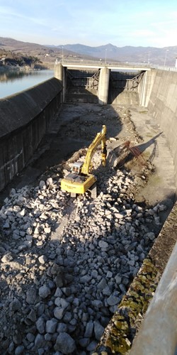 Al via i lavori al muro di sfioro dell'invaso di Montedoglio, demolizione in atto, fra poche settimane la ricostruzione 2 Al via i lavori al muro di sfioro dell'invaso di Montedoglio, demolizione in atto, fra poche settimane la ricostruzione - Attualità | TTV.it