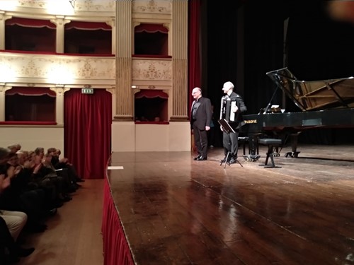 SCOPERTA DEGLI STRUMENTI E INTERPRETI DI ALTO LIVELLO: LA FORMULA DE “GLI ARNESI DELLA MUSICA” CONQUISTA IL PUBBLICO AL DEBUTTO 1 SCOPERTA DEGLI STRUMENTI E INTERPRETI DI ALTO LIVELLO: LA FORMULA DE “GLI ARNESI DELLA MUSICA” CONQUISTA IL PUBBLICO AL DEBUTTO - Cultura | TTV.it