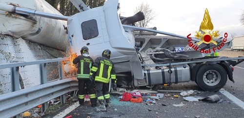 Camion cisterna si ribalta in A1, tragedia sventata nel pomeriggio 2 Camion cisterna si ribalta in A1, tragedia sventata nel pomeriggio - Attualità | TTV.it