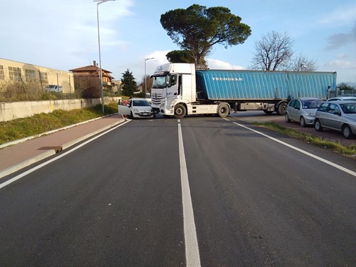 Camion contro auto, incidente alle porte di Sansepolcro 1 Camion contro auto, incidente alle porte di Sansepolcro - Attualità | TTV.it