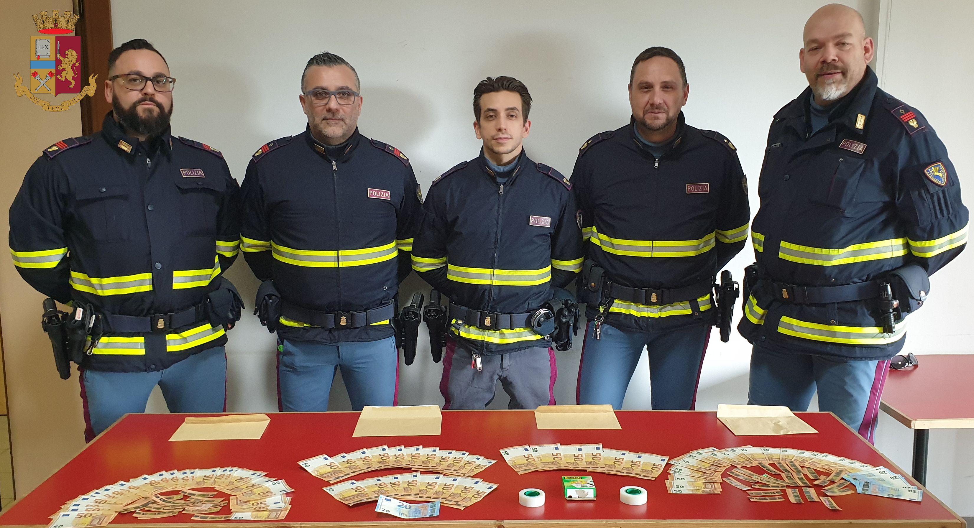 Arrestati dalla Polizia Stradale due giovani lungo la A1, viaggiavano con oltre 2mila euro di banconote false - Attualità | TTV.it