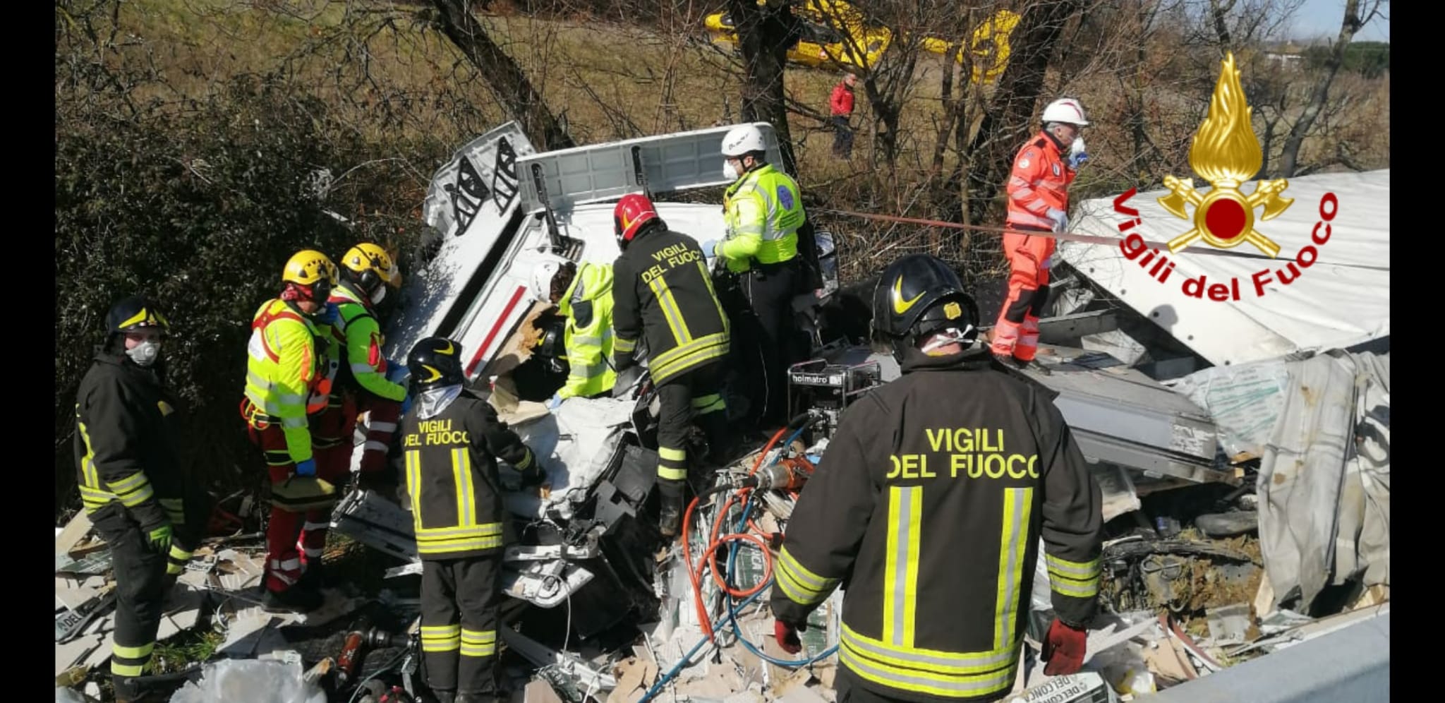 Camion si ribalta e finisce fuori strada lungo la A1. Forze dell'ordine al lavoro per salvare l'autista 1 Camion si ribalta e finisce fuori strada lungo la A1. Forze dell'ordine al lavoro per salvare l'autista - Attualità | TTV.it