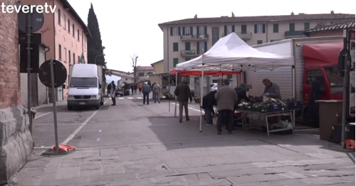 Sansepolcro: al mercato cittadino solo ambulanti di generi alimentari. I commercianti del territorio rispettano le misure del decreto 2 Sansepolcro: al mercato cittadino solo ambulanti di generi alimentari. I commercianti del territorio rispettano le misure del decreto - Attualità | TTV.it