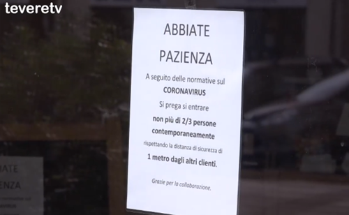 Attese davanti ai negozi, guanti e mascherine per entrare nei supermercati: anche il commercio della vallata si adegua all'emergenza Coronvirus - Attualità | TTV.it