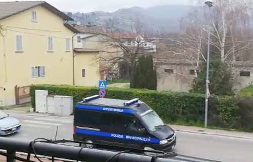 Un furgone della Polizia Municipale di San Giustino a ricordare di restare nelle proprie abitazioni 2 Un furgone della Polizia Municipale di San Giustino a ricordare di restare nelle proprie abitazioni - Attualità | TTV.it