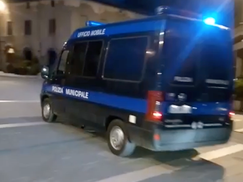 Un furgone della Polizia Municipale di San Giustino a ricordare di restare nelle proprie abitazioni 1 Un furgone della Polizia Municipale di San Giustino a ricordare di restare nelle proprie abitazioni - Attualità | TTV.it