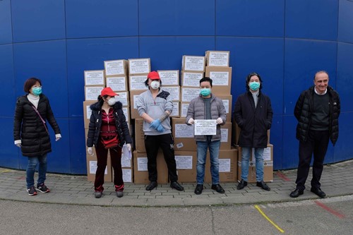 Guanti, tute e mascherine donati dalla comunità cinese Cerimonia di consegna all’ospedale San Donato 1 Guanti, tute e mascherine donati dalla comunità cinese Cerimonia di consegna all’ospedale San Donato - Attualità | TTV.it