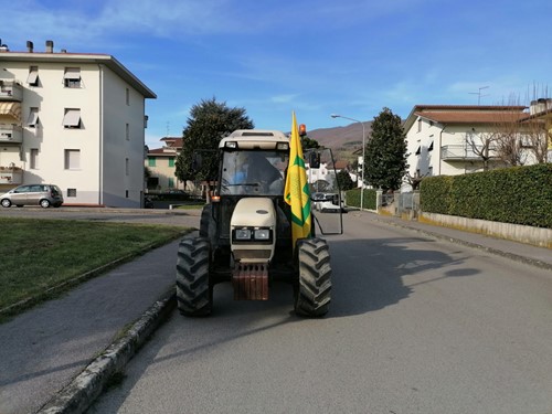 I trattori della Coldiretti aretina mobilitati per sanificare i territori. A Sansepolcro su strada l’Azienda Agricola Giovagnini 1 I trattori della Coldiretti aretina mobilitati per sanificare i territori. A Sansepolcro su strada l’Azienda Agricola Giovagnini - Attualità | TTV.it