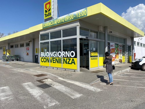 Un carrello pieno di spesa a disposizione delle famiglie in difficoltà. Il bel gesto di un cittadino in un Supermercato tifernate 1 Un carrello pieno di spesa a disposizione delle famiglie in difficoltà. Il bel gesto di un cittadino in un Supermercato tifernate - Attualità | TTV.it