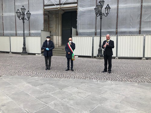 Coronavirus: bandiere a mezz'asta e inno di Mameli davanti alla sede comunale, la commemorazione di Città di Castello - Attualità | TTV.it