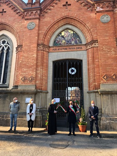 Due vasi di fiori con fiocchi tricolori e la benedizione del vescovo al cimitero monumentale di Città di Castello per ricordare tutti i defunti nel giorno della vigilia di Pasqua 1 Due vasi di fiori con fiocchi tricolori e la benedizione del vescovo al cimitero monumentale di Città di Castello per ricordare tutti i defunti nel giorno della vigilia di Pasqua - Attualità | TTV.it