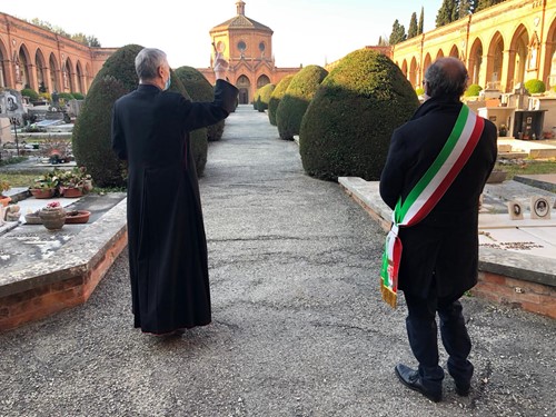 Due vasi di fiori con fiocchi tricolori e la benedizione del vescovo al cimitero monumentale di Città di Castello per ricordare tutti i defunti nel giorno della vigilia di Pasqua 2 Due vasi di fiori con fiocchi tricolori e la benedizione del vescovo al cimitero monumentale di Città di Castello per ricordare tutti i defunti nel giorno della vigilia di Pasqua - Attualità | TTV.it