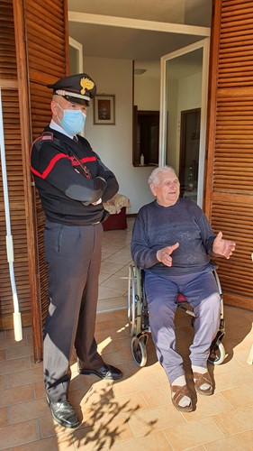 "Buongiorno, vorrei una bandiera tricolore per il mio balcone" la richiesta di un anziano ai carabinieri di Perugia 1 "Buongiorno, vorrei una bandiera tricolore per il mio balcone" la richiesta di un anziano ai carabinieri di Perugia - Attualità | TTV.it